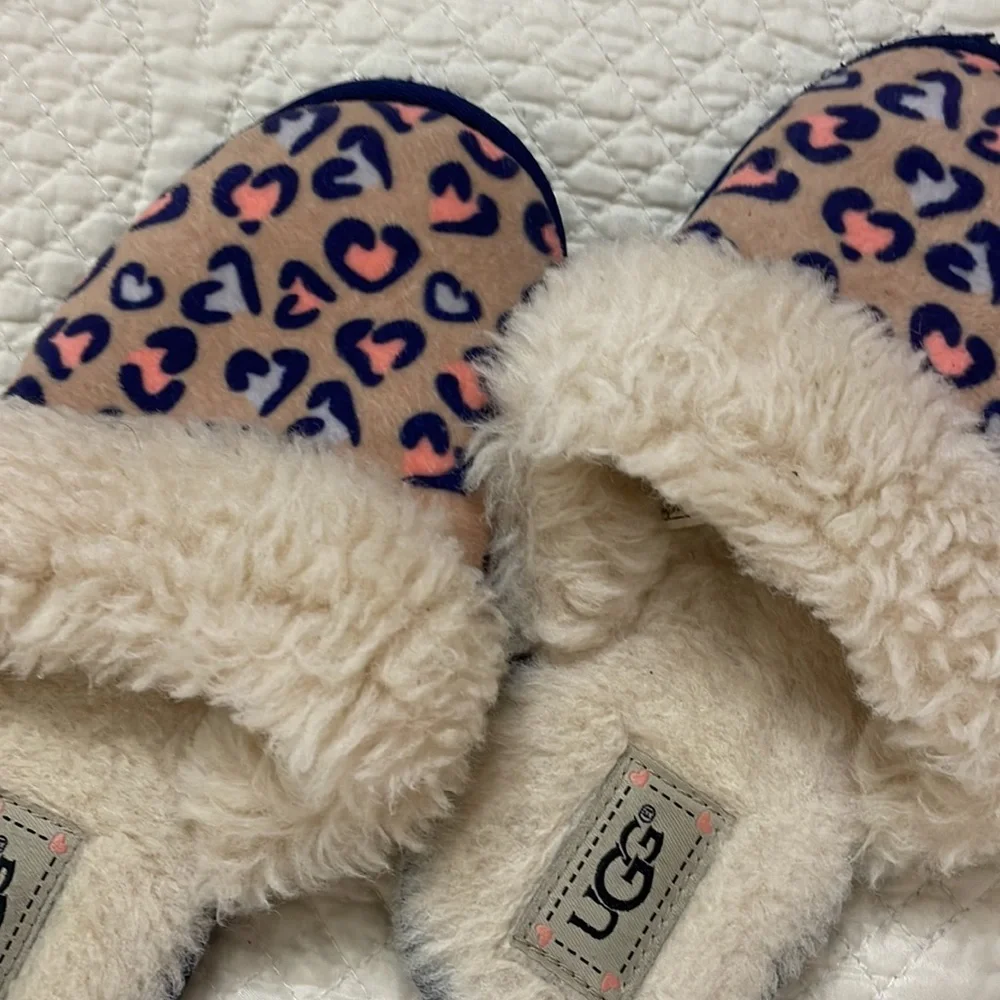 Adorable little girls Ugg fur lined slippers XS EUC
